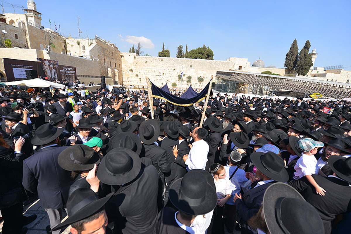 ספר-תורה שאיחד מאות אלפי ילדים הוכנס בכותל