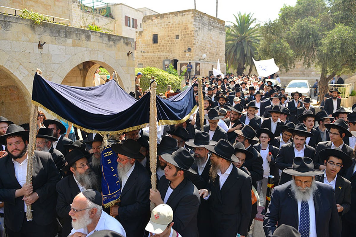 ספר-תורה שאיחד מאות אלפי ילדים הוכנס בכותל