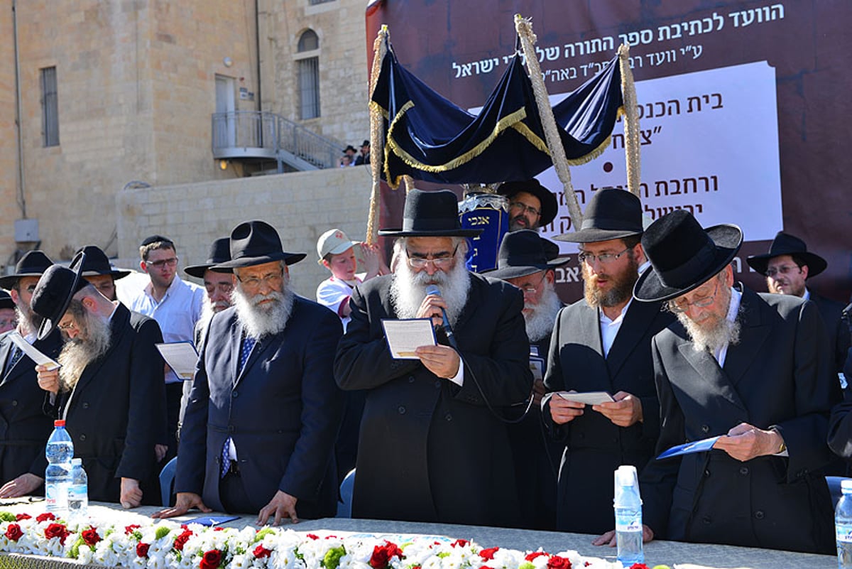 ספר-תורה שאיחד מאות אלפי ילדים הוכנס בכותל