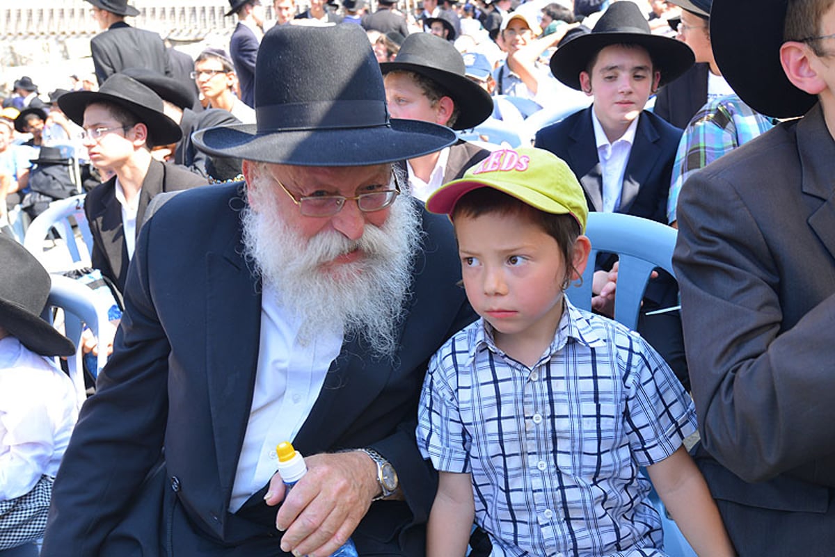 ספר-תורה שאיחד מאות אלפי ילדים הוכנס בכותל