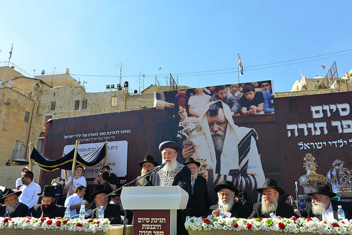 ספר-תורה שאיחד מאות אלפי ילדים הוכנס בכותל