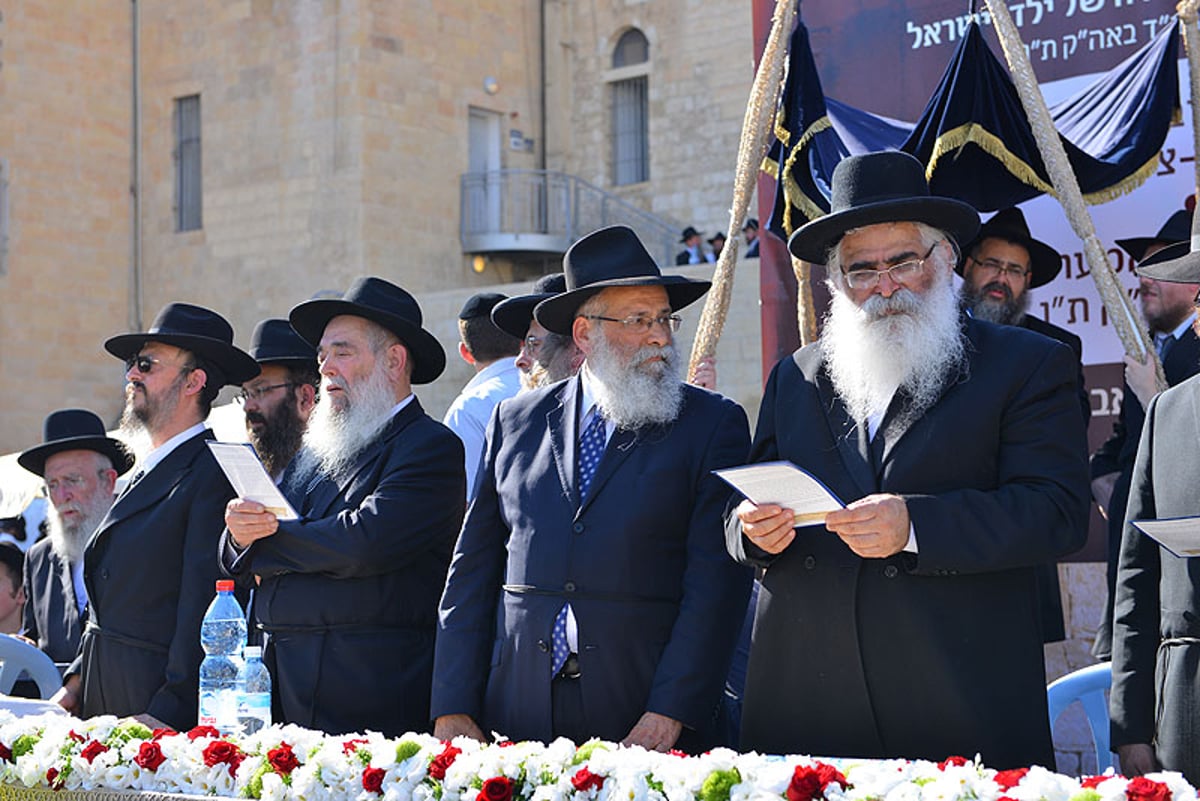 ספר-תורה שאיחד מאות אלפי ילדים הוכנס בכותל