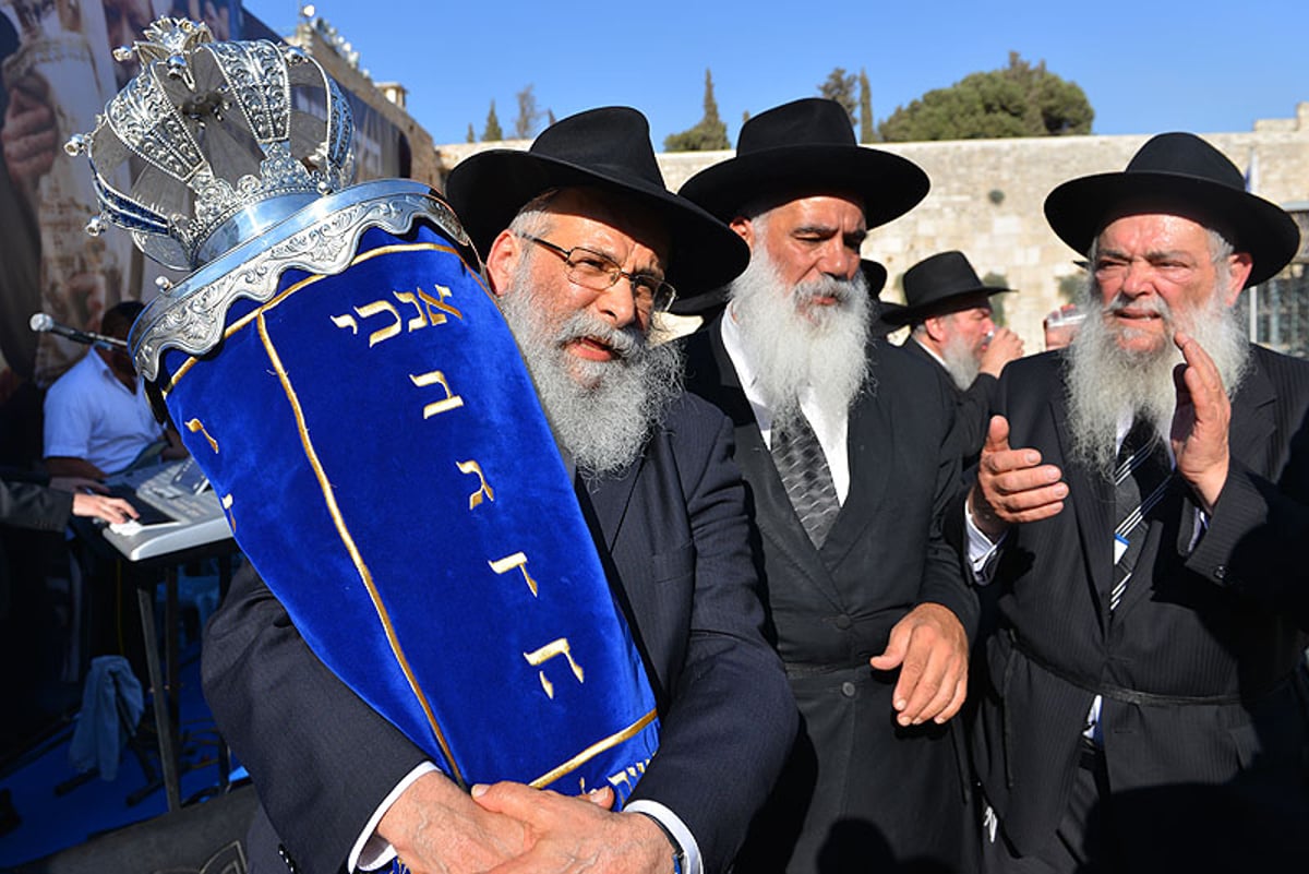 ספר-תורה שאיחד מאות אלפי ילדים הוכנס בכותל