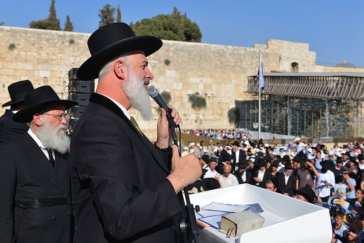 ספר-תורה שאיחד מאות אלפי ילדים הוכנס בכותל