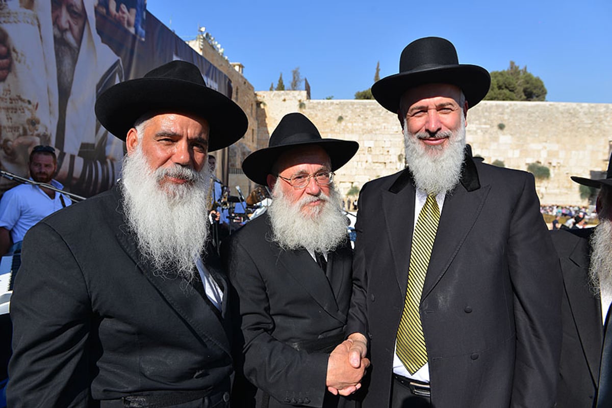 ספר-תורה שאיחד מאות אלפי ילדים הוכנס בכותל