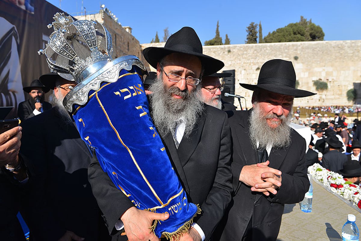 ספר-תורה שאיחד מאות אלפי ילדים הוכנס בכותל