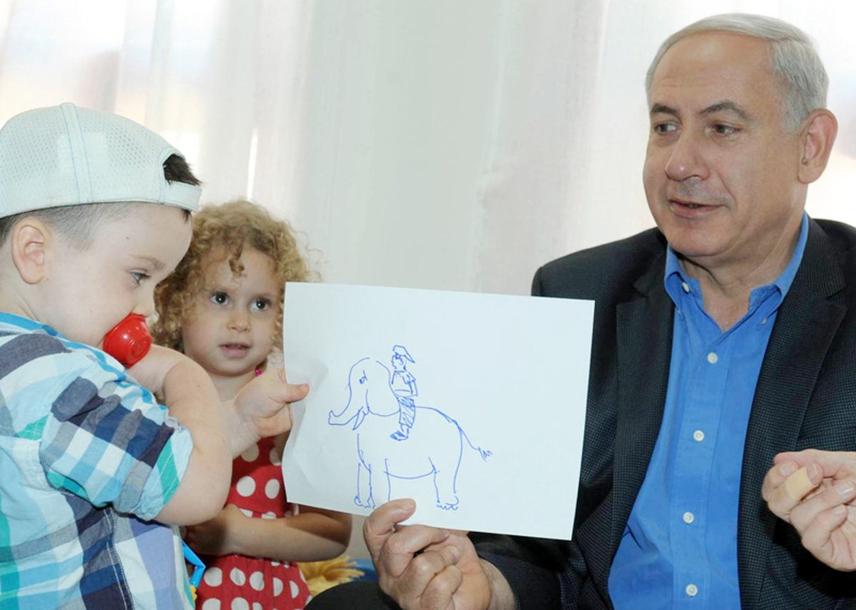 נתניהו העניק מתנה לילדי רחובות: פיל מצויר