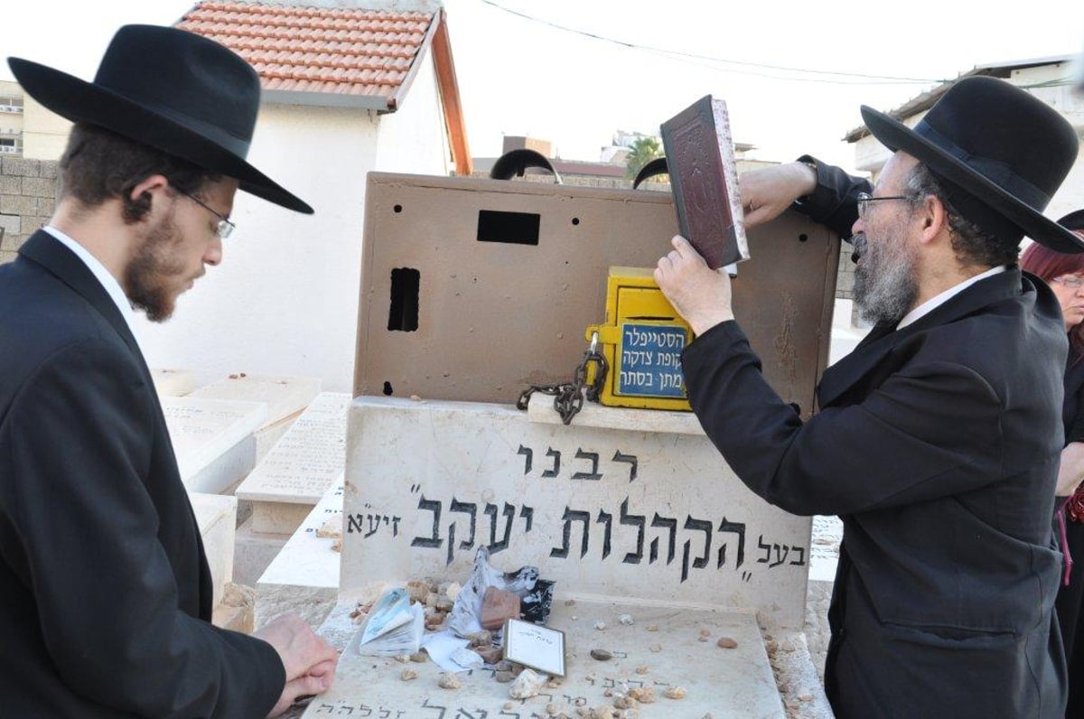 ‏‏הגר"ח קניבסקי בציון אביו בעל ה"קהילות יעקב" זצ"ל