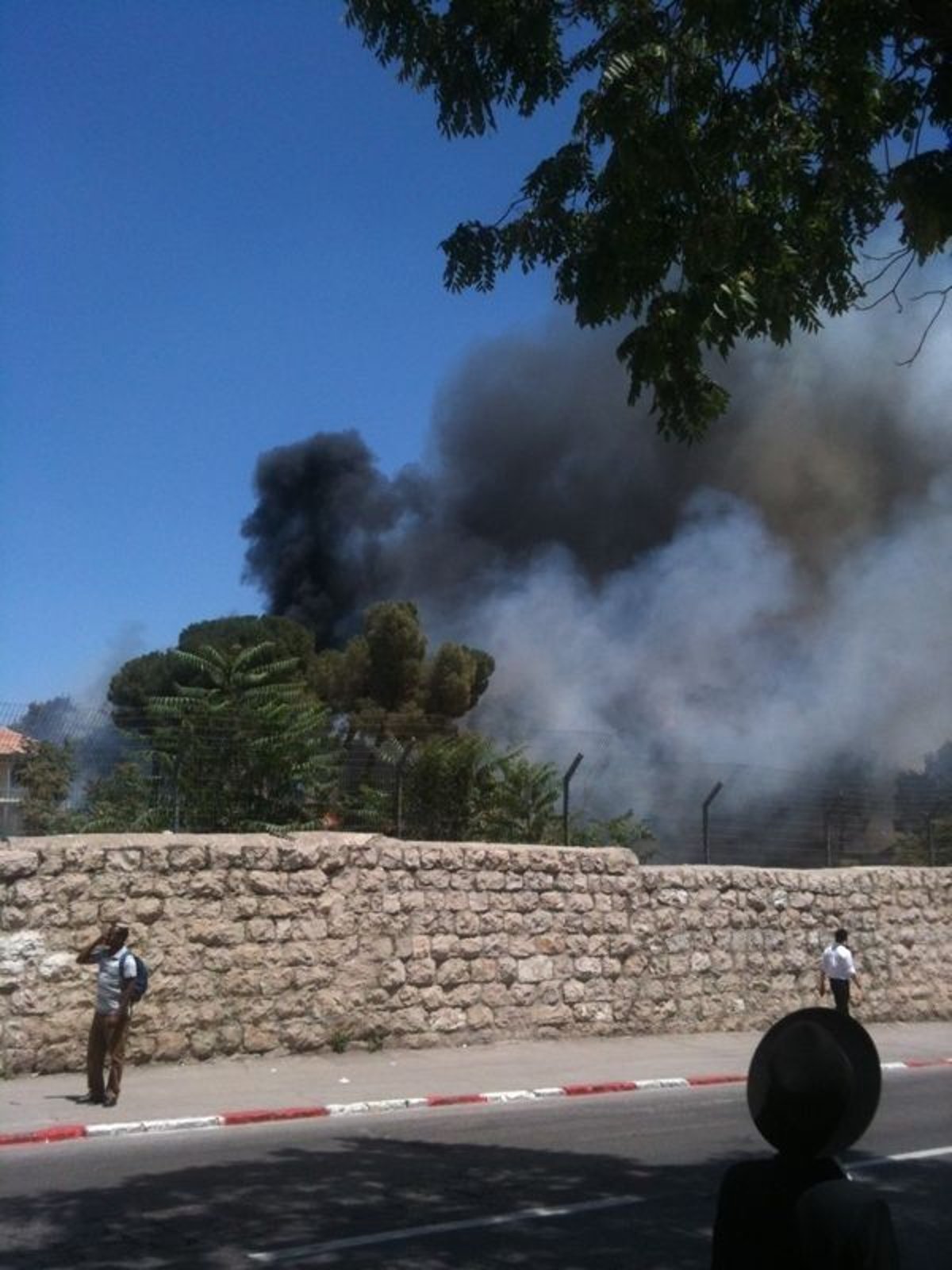 דרמה בגאולה: שריפה פרצה במתחם שנלר