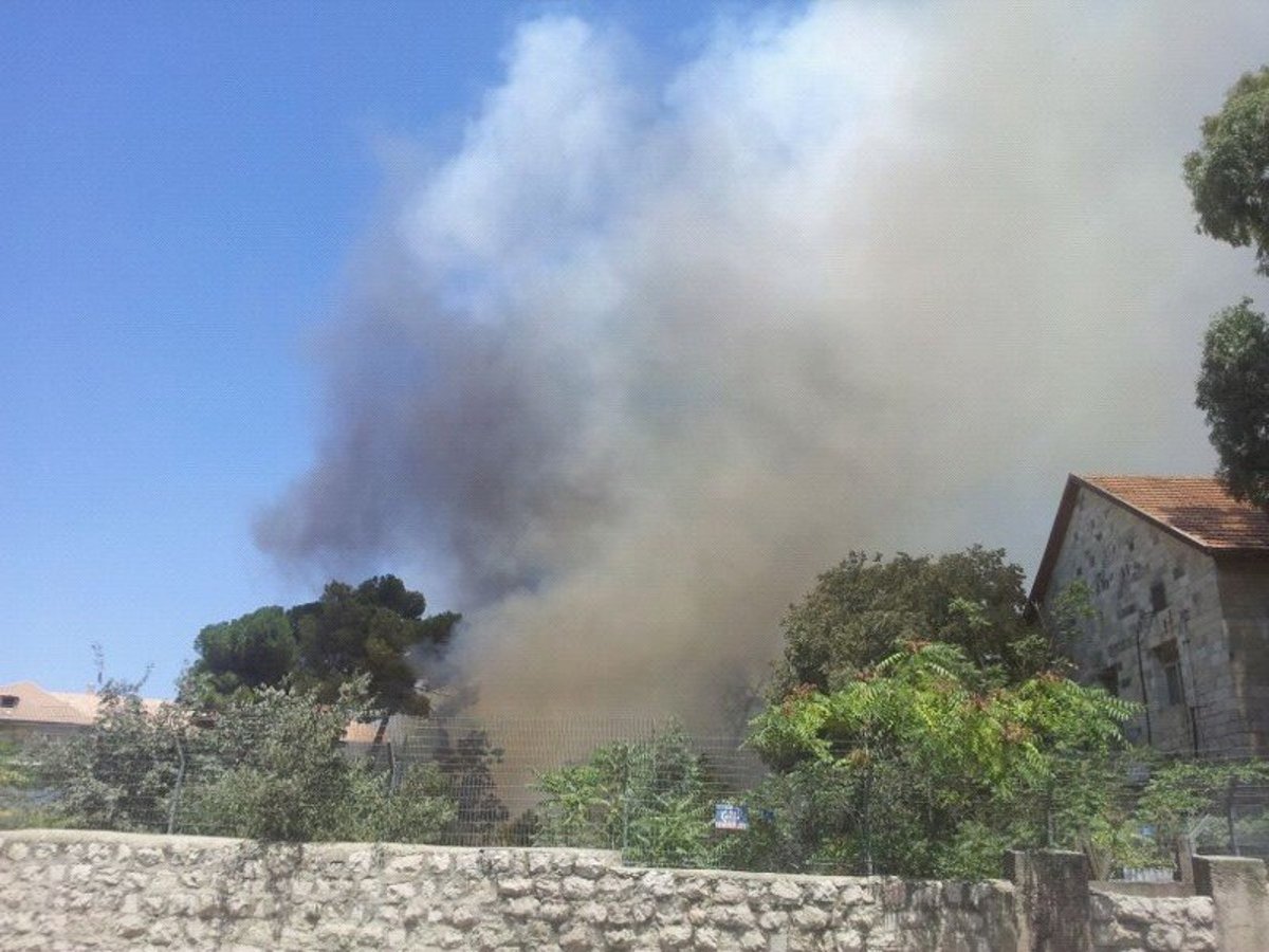 דרמה בגאולה: שריפה פרצה במתחם שנלר