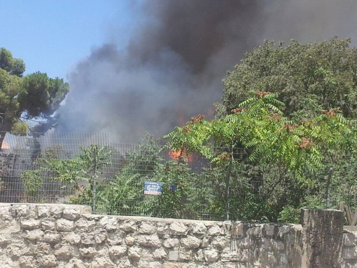 דרמה בגאולה: שריפה פרצה במתחם שנלר