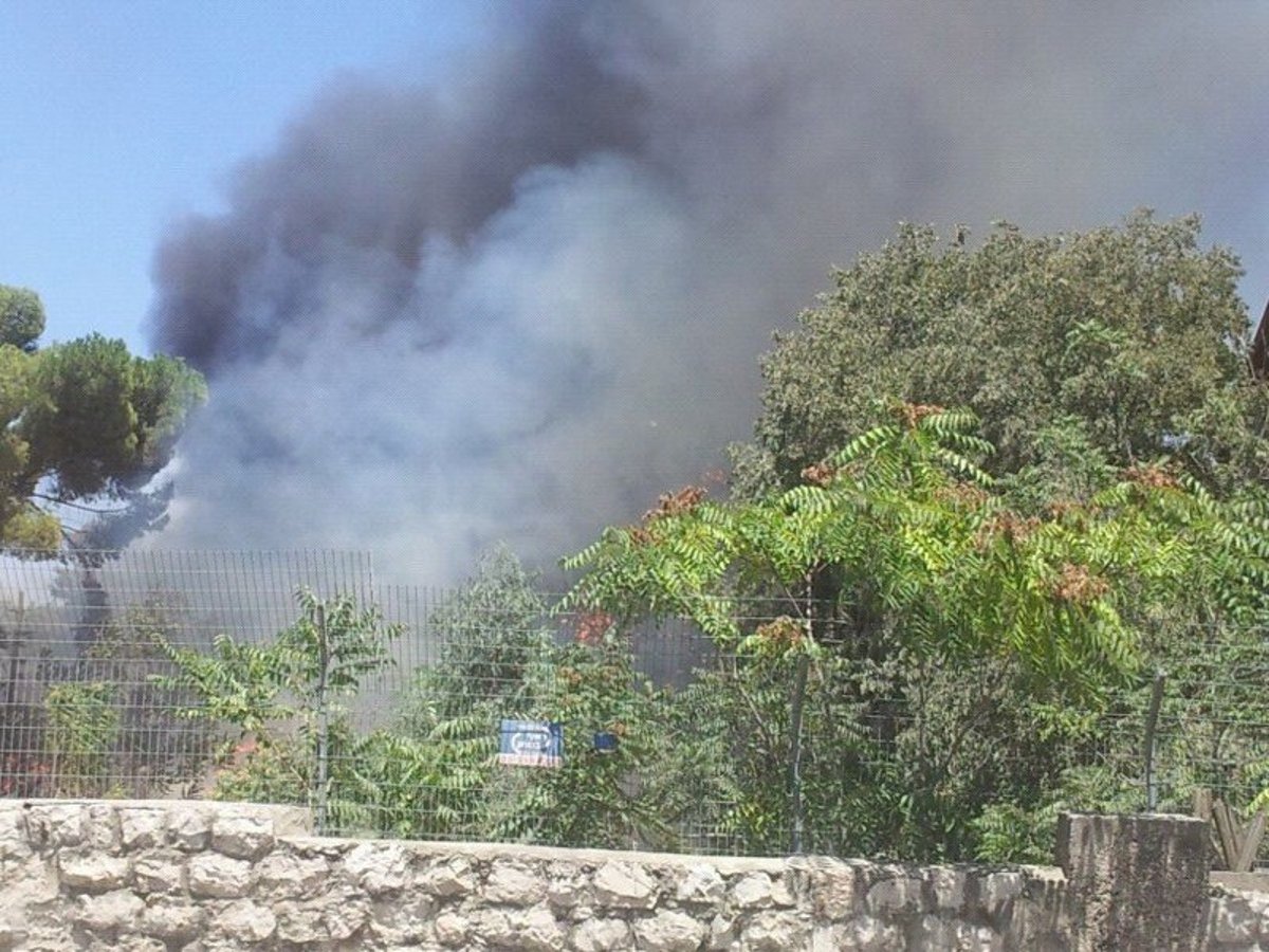 דרמה בגאולה: שריפה פרצה במתחם שנלר