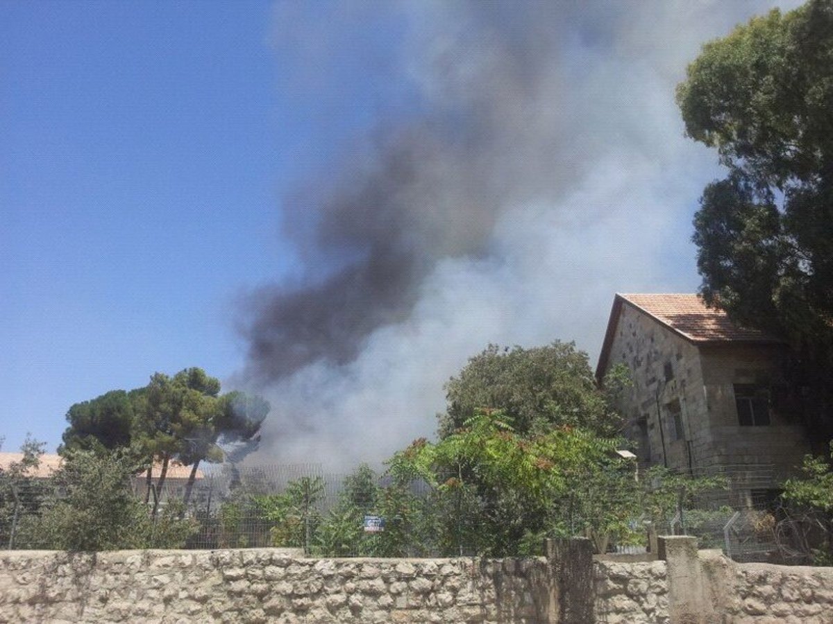 דרמה בגאולה: שריפה פרצה במתחם שנלר