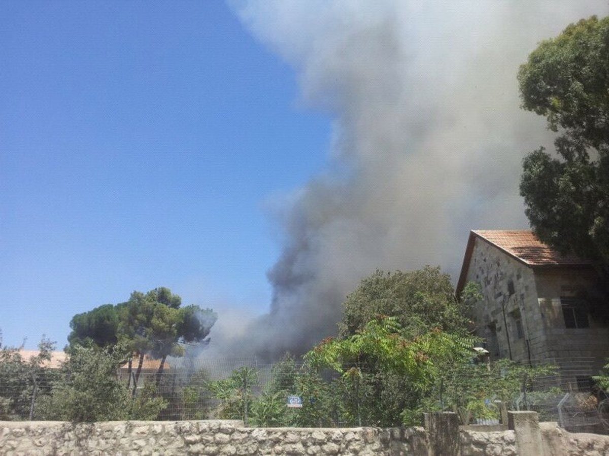 דרמה בגאולה: שריפה פרצה במתחם שנלר