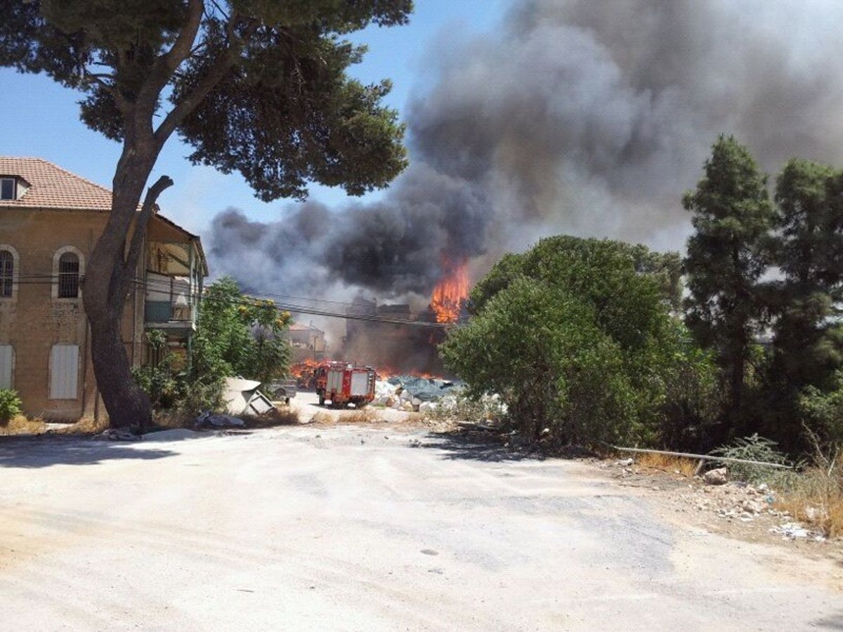 דרמה בגאולה: שריפה פרצה במתחם שנלר