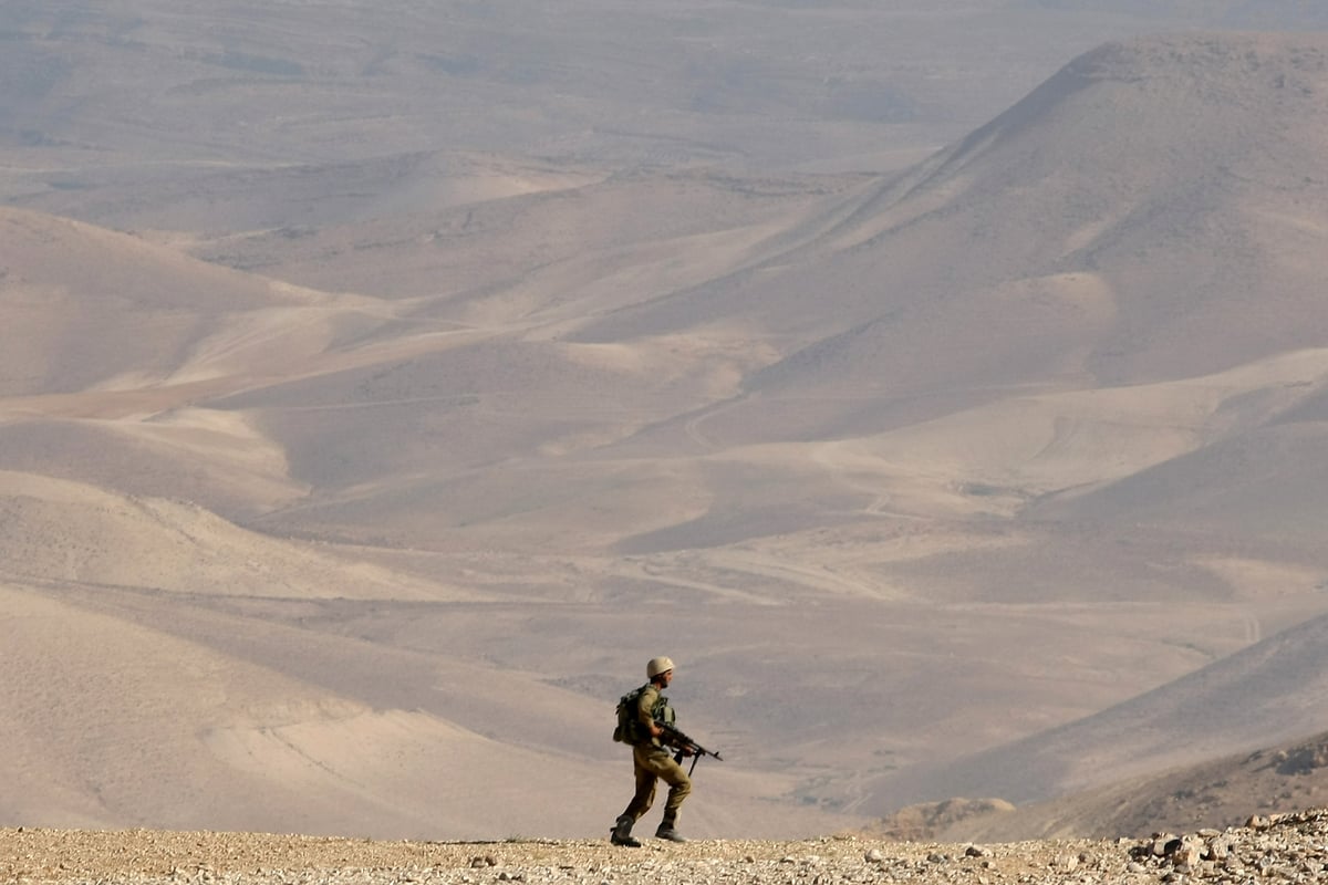 מתכוננים למלחמה: חיילים באימון במדבר יהודה