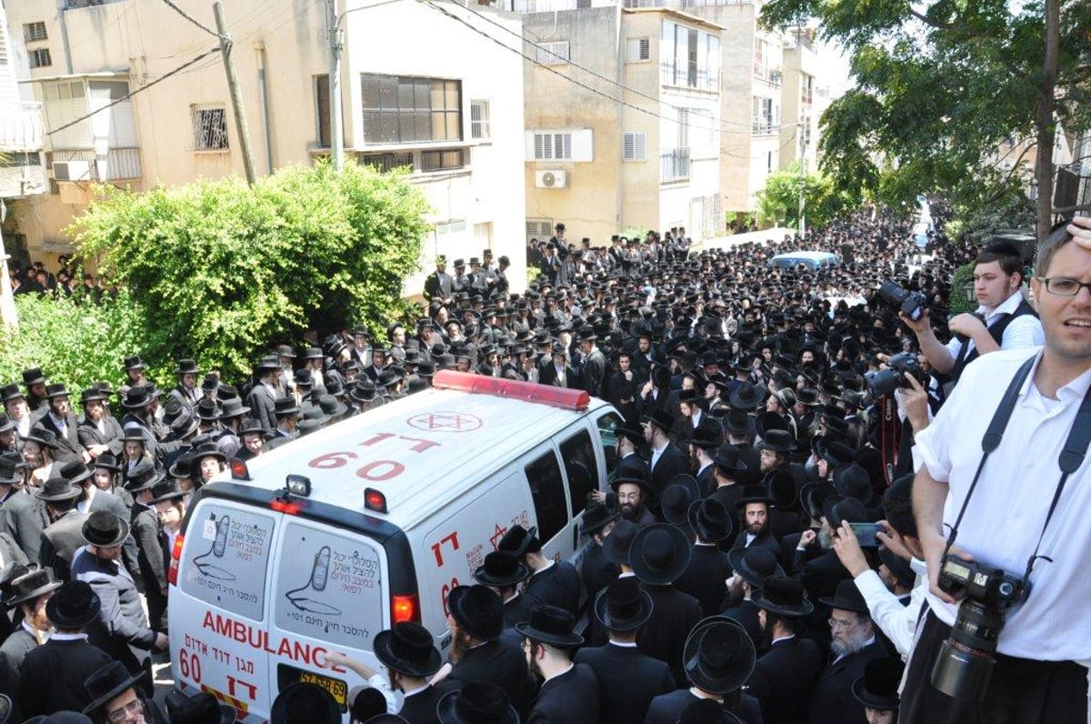 צפו: הלווית האדמו"ר משומרי אמונים