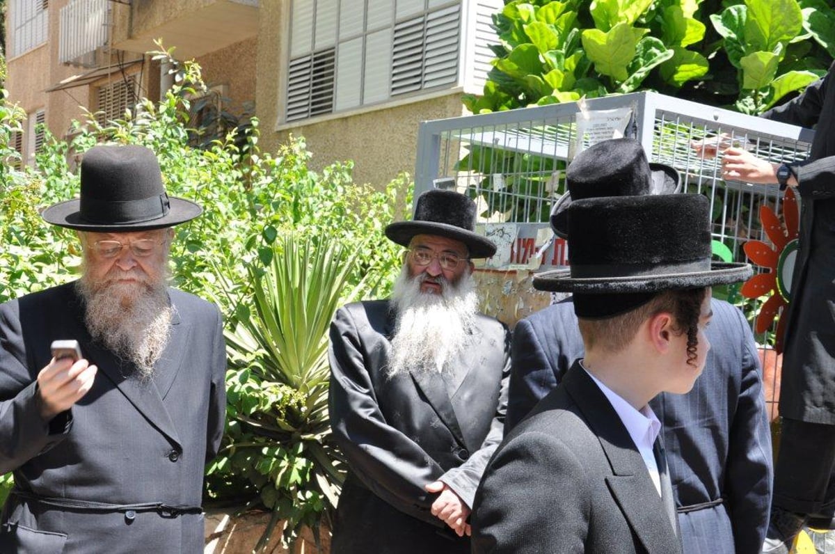 צפו: הלווית האדמו"ר משומרי אמונים