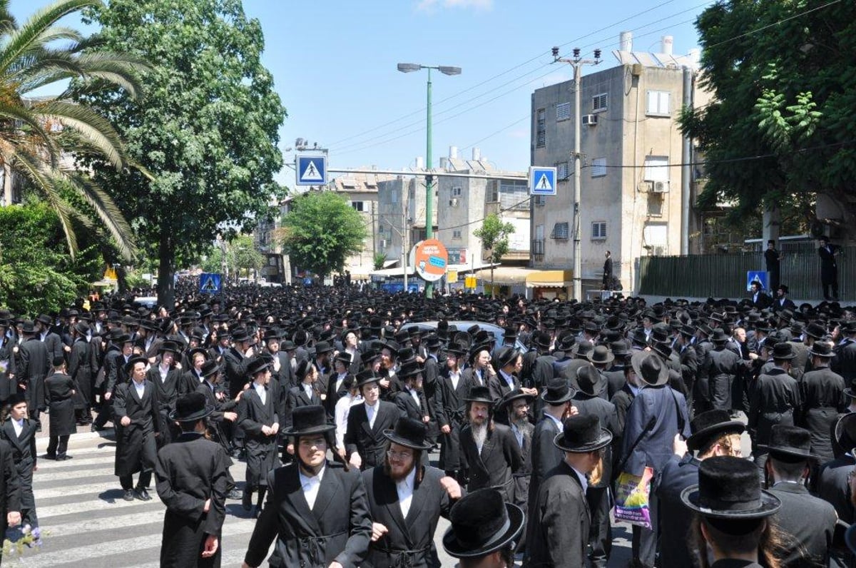 צפו: הלווית האדמו"ר משומרי אמונים