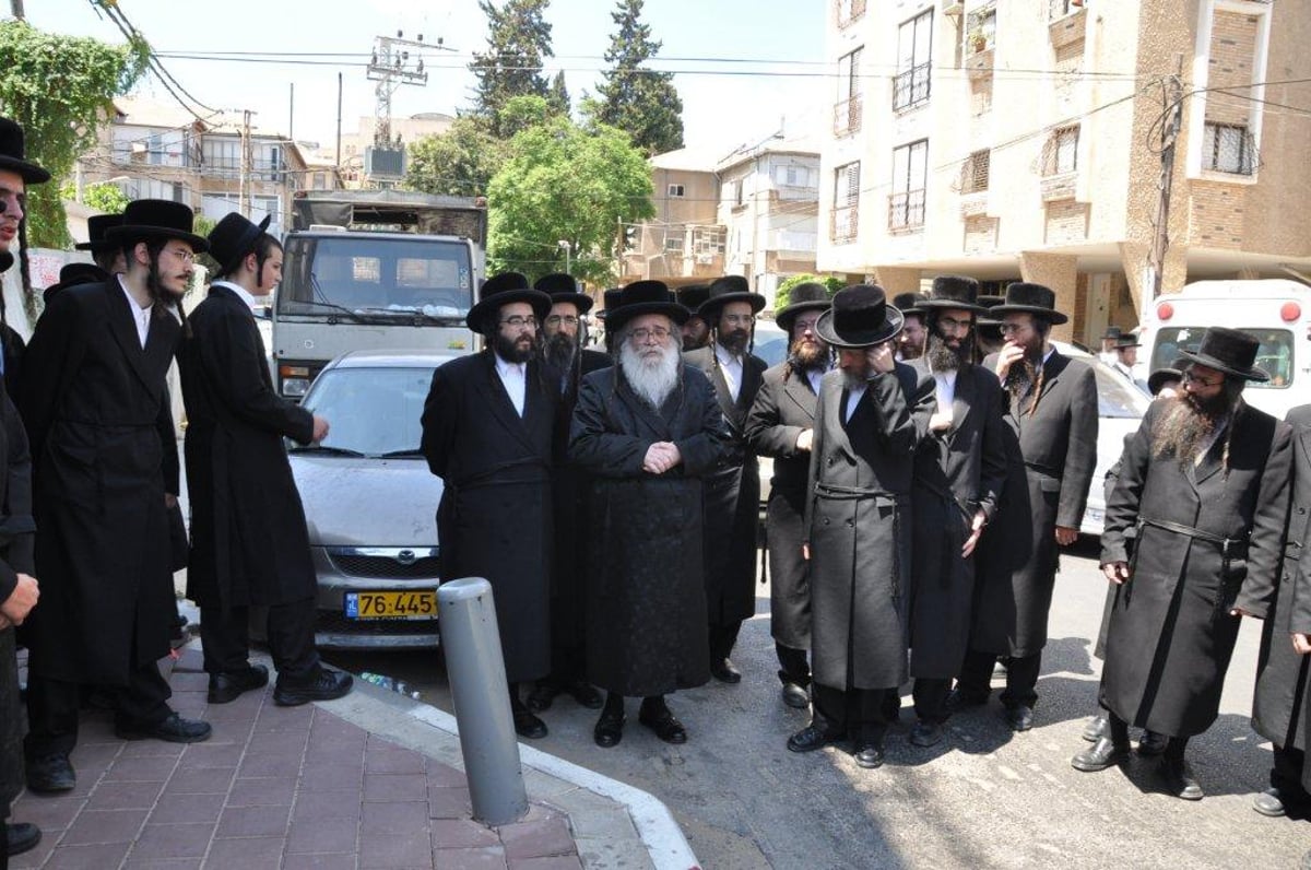 צפו: הלווית האדמו"ר משומרי אמונים