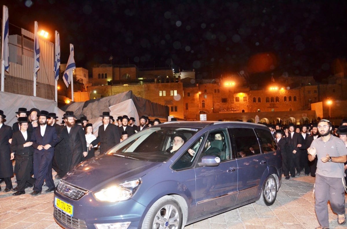 תיעוד: האדמו"ר מויזניץ בכותל המערבי