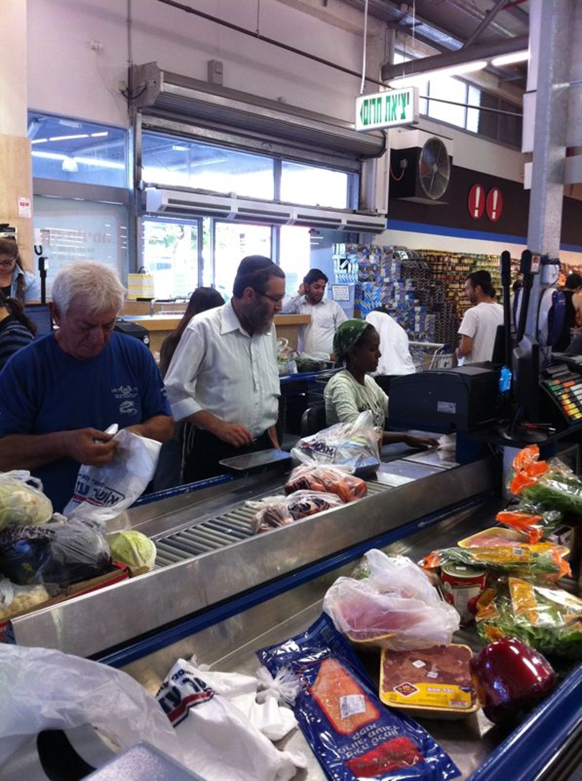 יו"ר ועדת הכספים ח"כ גפני בקניות לכבוד החג