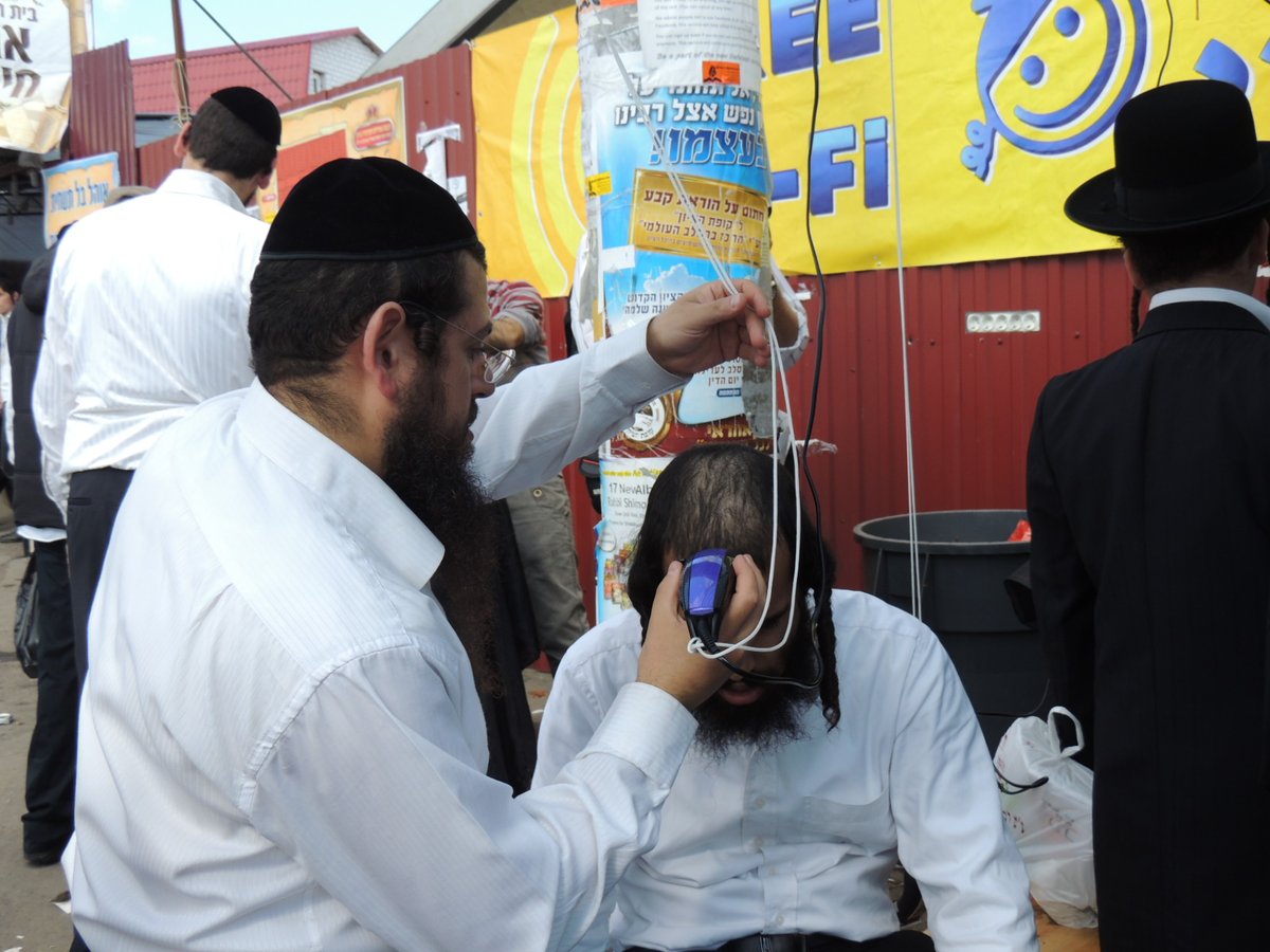 אומן לובשת חג: הכנות אחרונות לקראת יום הדין