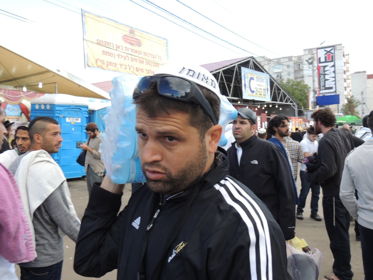 אומן לובשת חג: הכנות אחרונות לקראת יום הדין