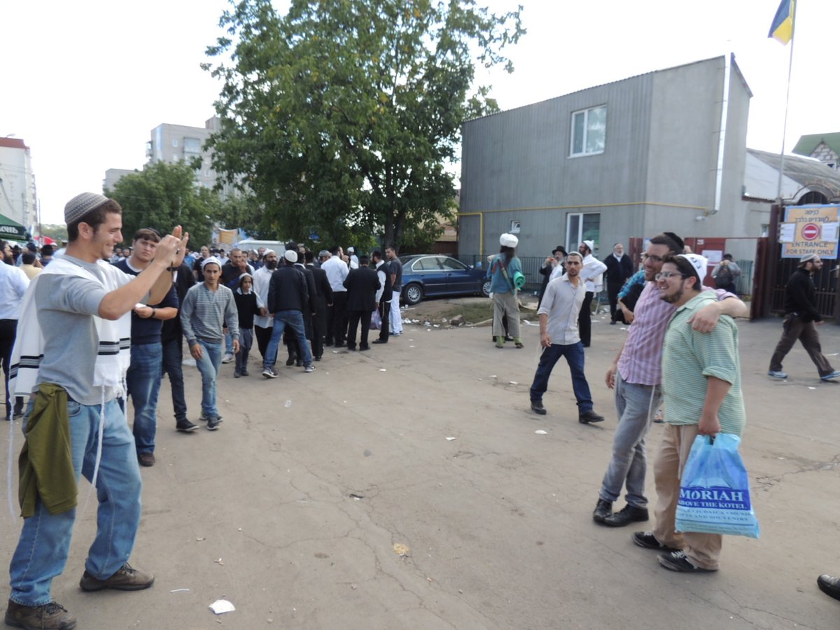 אומן לובשת חג: הכנות אחרונות לקראת יום הדין