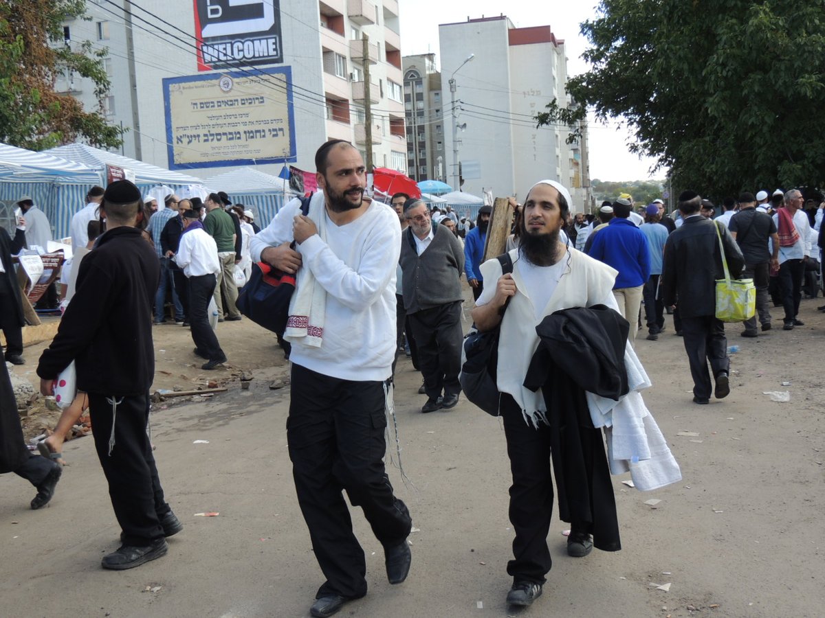 אומן לובשת חג: הכנות אחרונות לקראת יום הדין