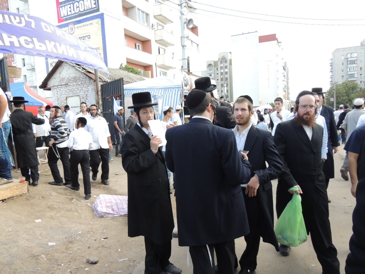 אומן לובשת חג: הכנות אחרונות לקראת יום הדין