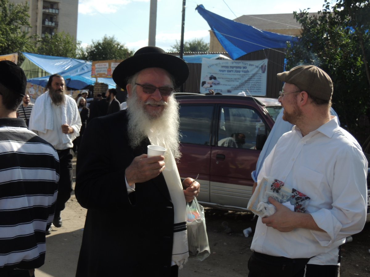 אומן לובשת חג: הכנות אחרונות לקראת יום הדין