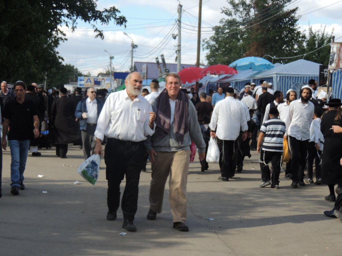 אומן לובשת חג: הכנות אחרונות לקראת יום הדין