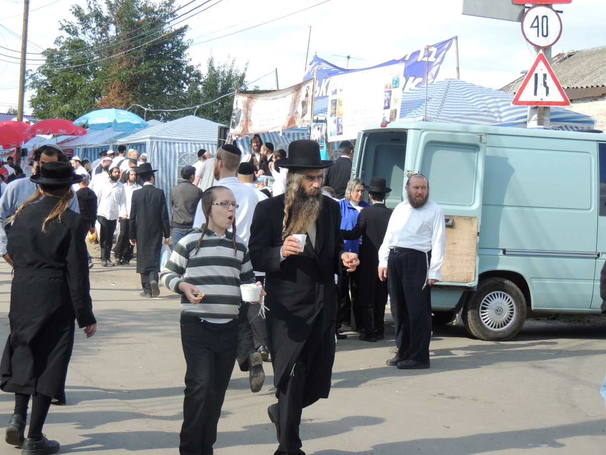 אומן לובשת חג: הכנות אחרונות לקראת יום הדין