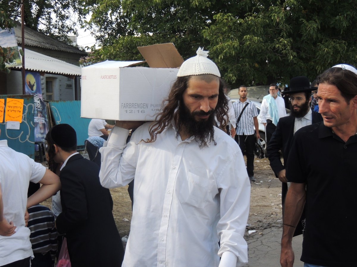 אומן לובשת חג: הכנות אחרונות לקראת יום הדין