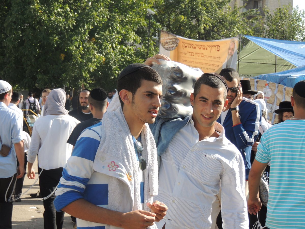 אומן לובשת חג: הכנות אחרונות לקראת יום הדין