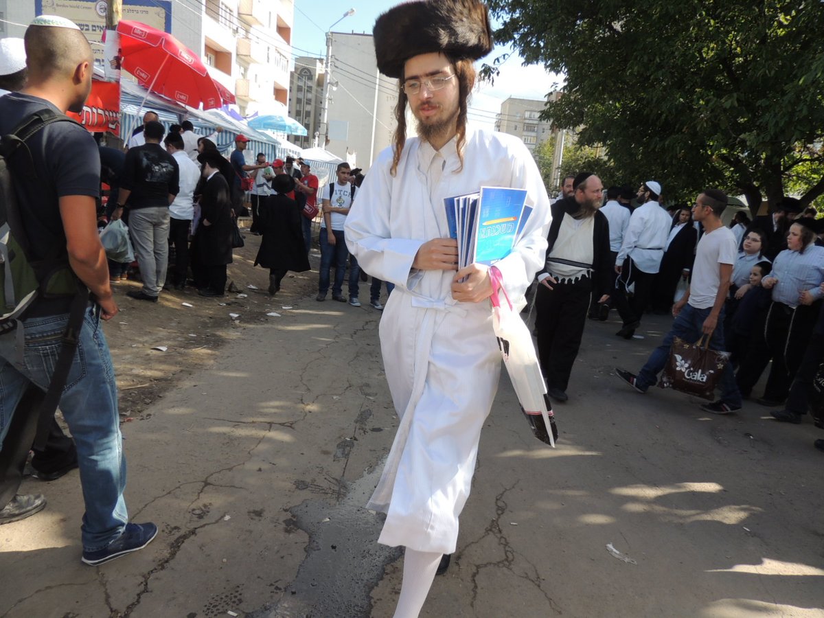 אומן לובשת חג: הכנות אחרונות לקראת יום הדין