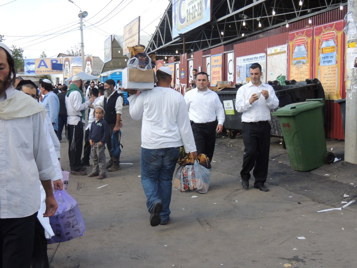 אומן לובשת חג: הכנות אחרונות לקראת יום הדין