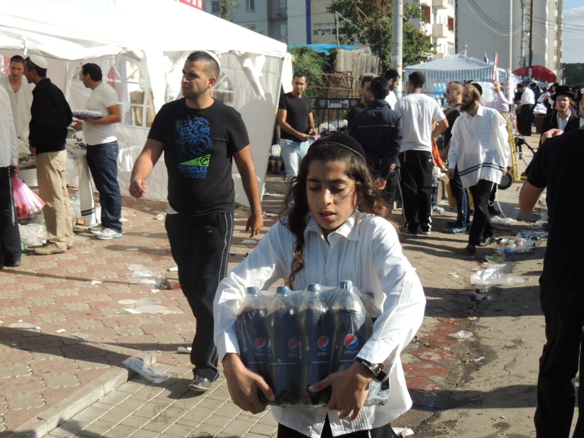 אומן לובשת חג: הכנות אחרונות לקראת יום הדין