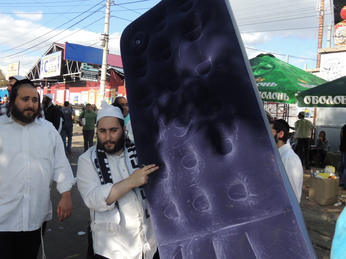 אומן לובשת חג: הכנות אחרונות לקראת יום הדין