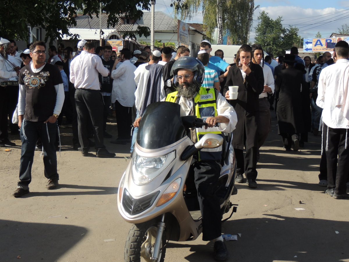 אומן לובשת חג: הכנות אחרונות לקראת יום הדין