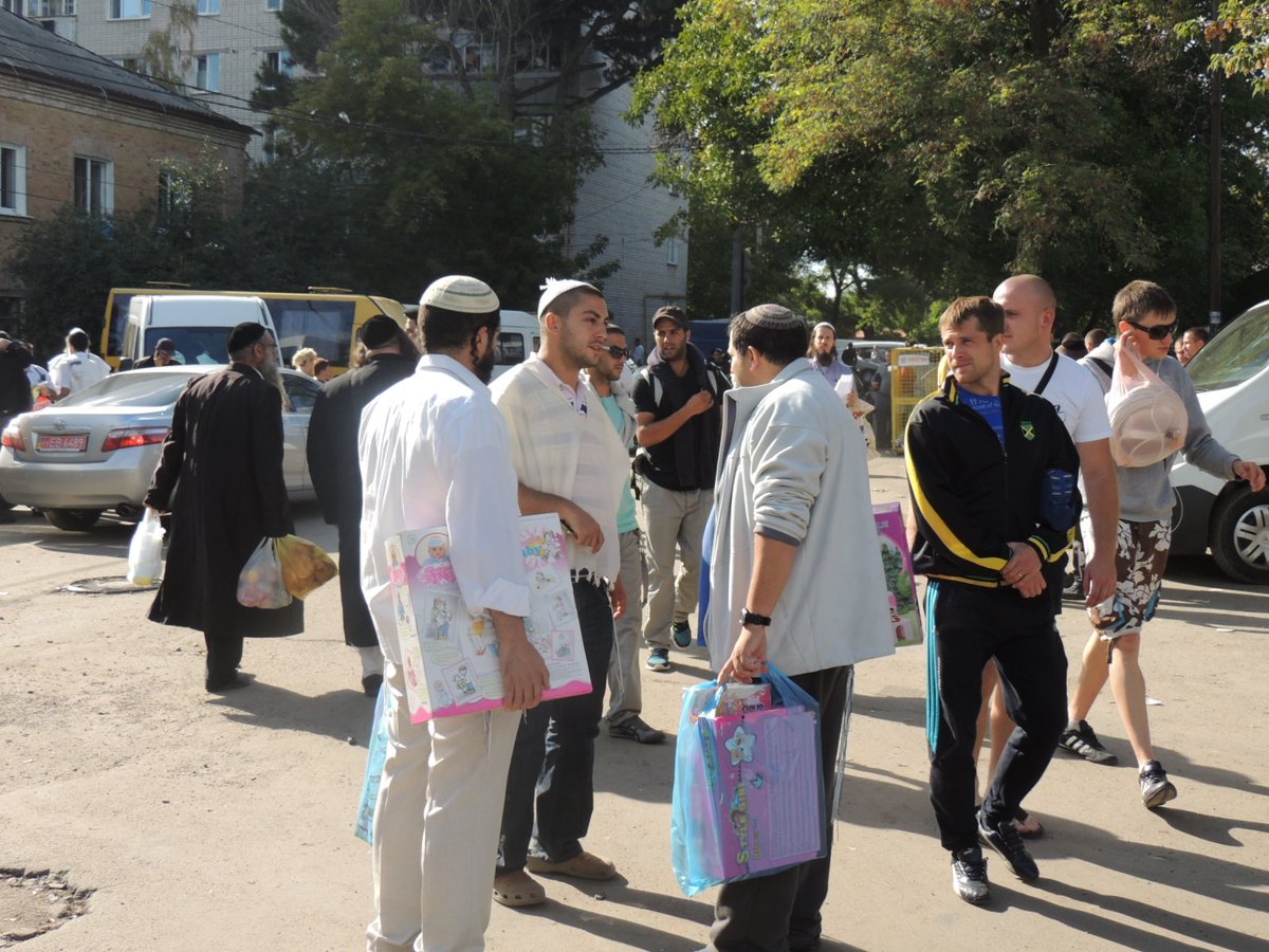 אומן לובשת חג: הכנות אחרונות לקראת יום הדין