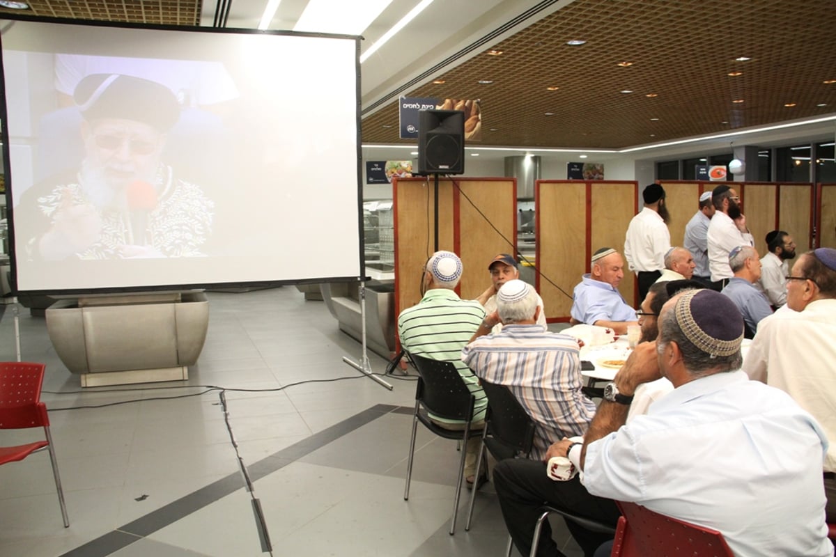 תיעוד: מרן הרב עובדיה ביקר בתעשייה האווירית