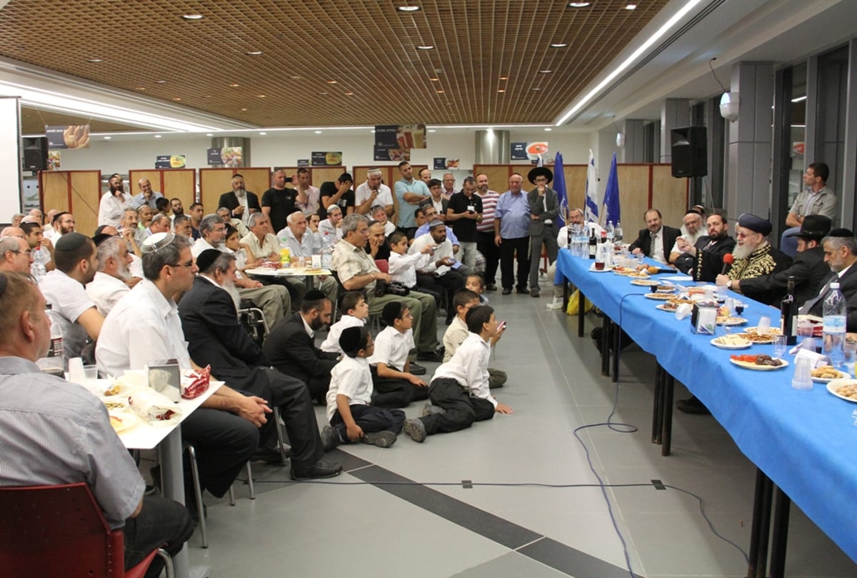 תיעוד: מרן הרב עובדיה ביקר בתעשייה האווירית