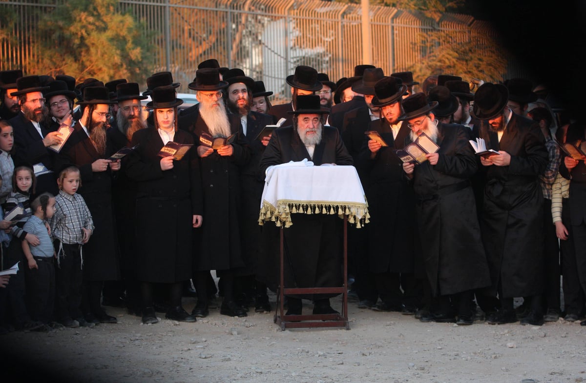 תיעוד: ה'תשליך' של ויז'ניץ בחוף הים