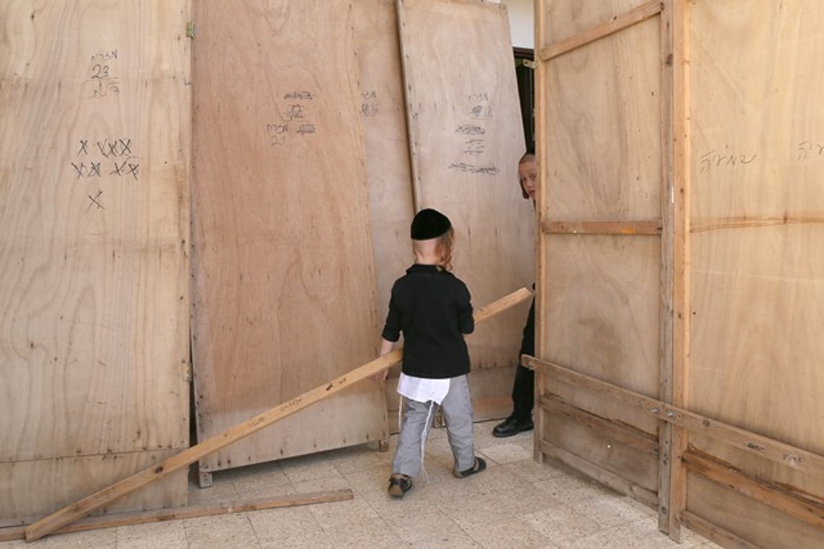 ילד בבניית סוכה במאה שערים