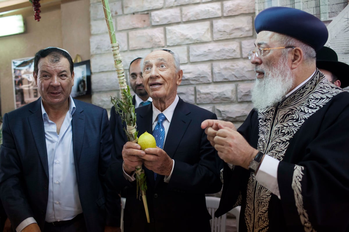 כיכר היום: הנשיא פרס נוטל ארבעת המינים