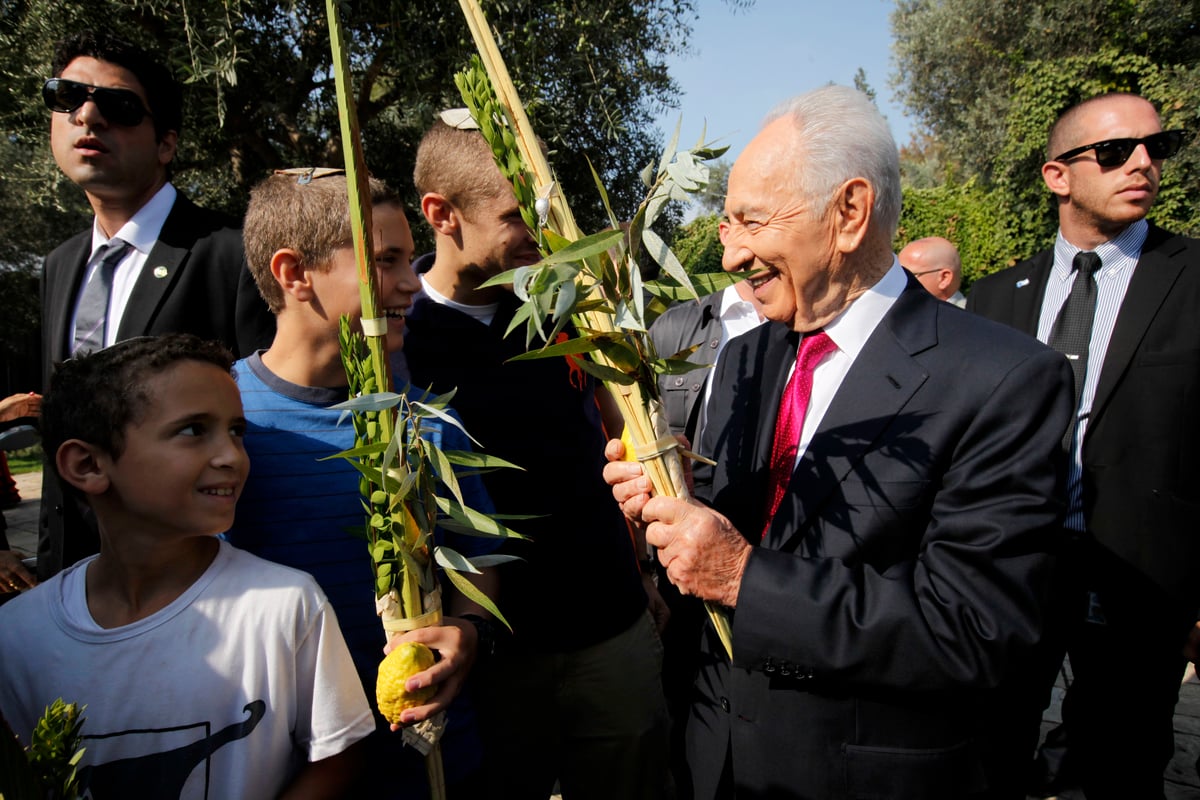 מבוכה במשכן: עציץ ענק נפל על הנשיא פרס ● צפו