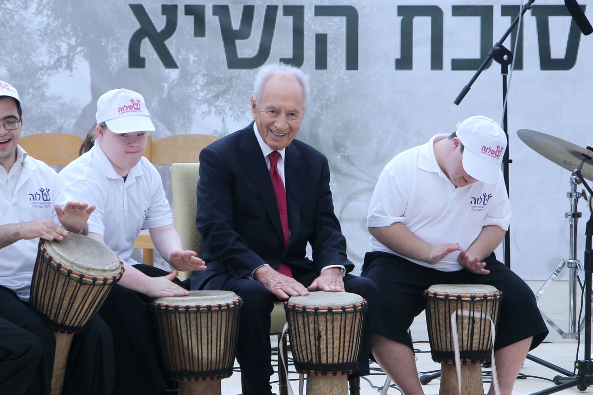 מבוכה במשכן: עציץ ענק נפל על הנשיא פרס ● צפו