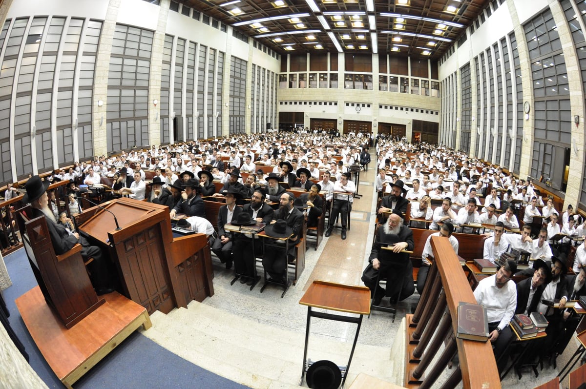 תיעוד: אלפים בהספד המרכזי על ראש ישיבת מיר זצ"ל